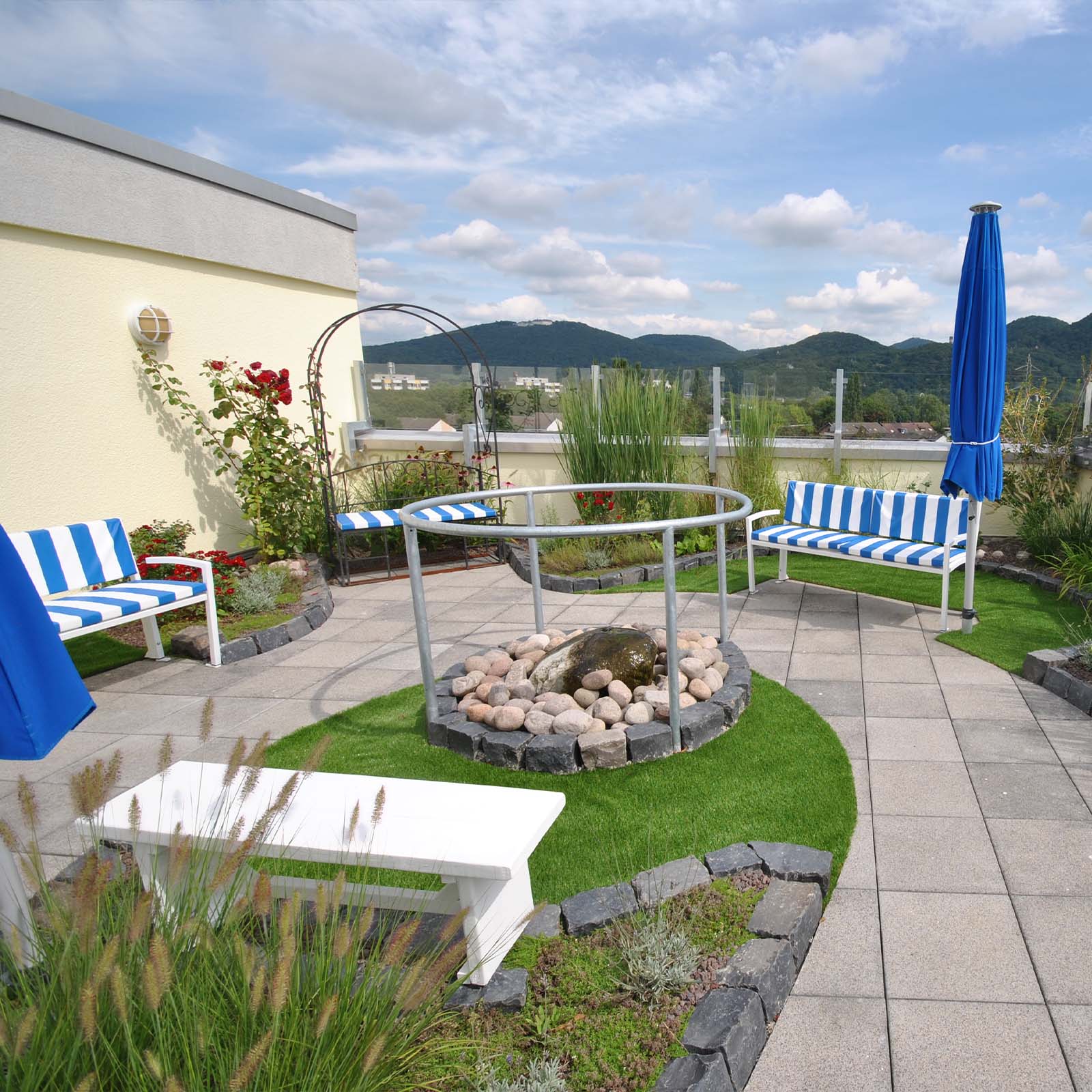 Dachterrasse mit Gartenlandschaft